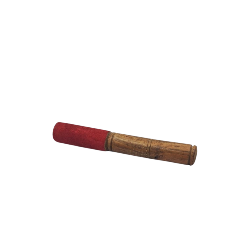 Bâton bois et peau de Chamois rouge -Dim 18.5cm par 3cm