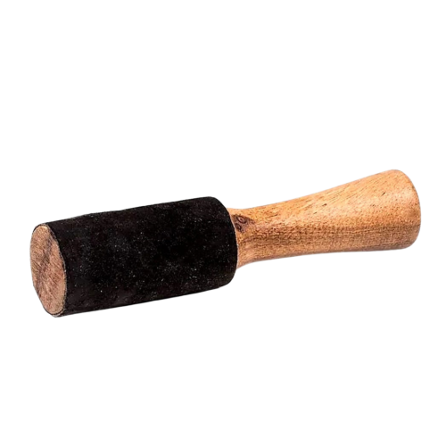 Bâton bois et peau de chamois noir_ Dim 21 cm par 4.5cm
