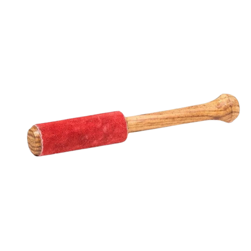 Bâton bois et peau de Chamois rouge -Dim 15cm par 2cm