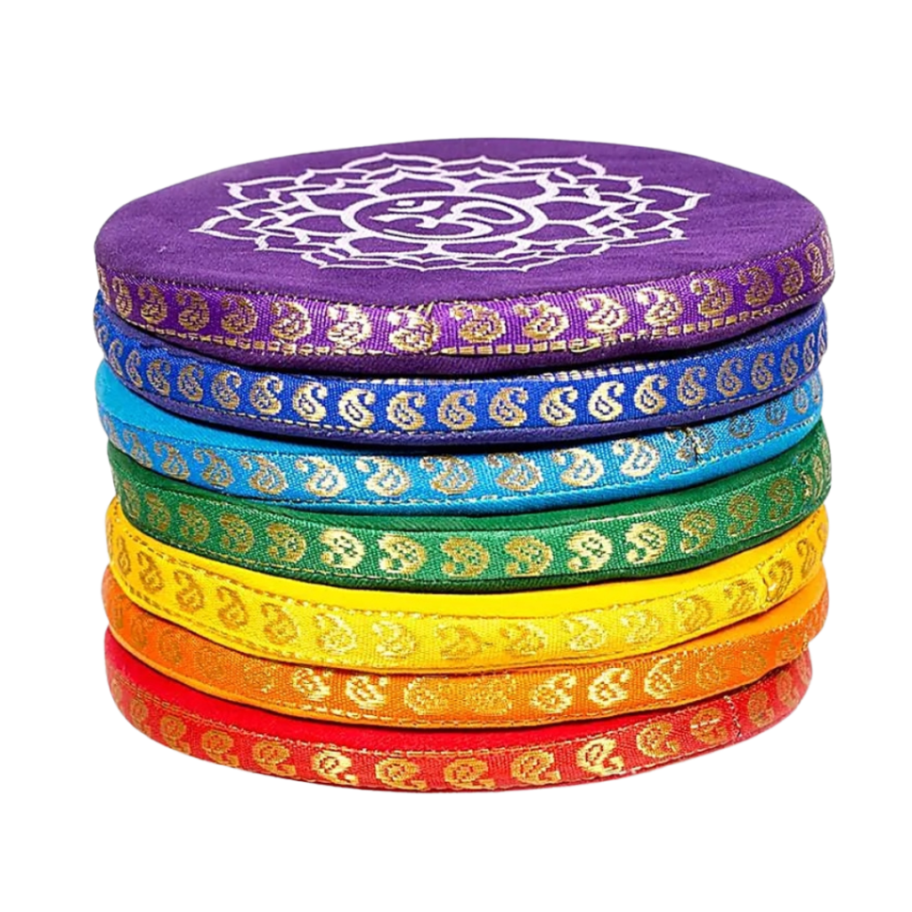 Coussin chakra pourpre 36cm brodé garni de cosses de sarrasin - Escale Sensorielle
